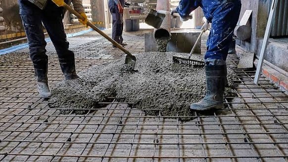 Laje sendo concretada com concreto usinado